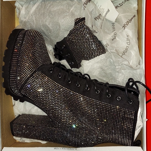 Shoes 👞 are in good condition only wore once can negotiate price - Picture 2 of 4